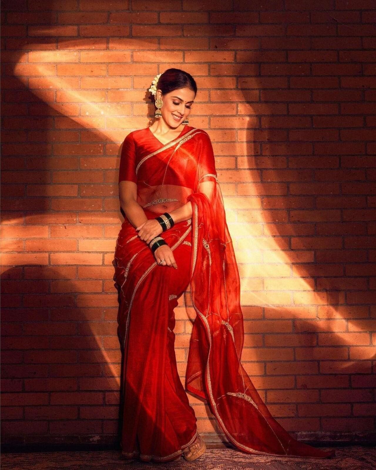 Just like everytime, Genelia looks breathtaking in this red net saree, which is perfect for a sangeet night this wedding season. The look combines traditional charm and modern sophistication.